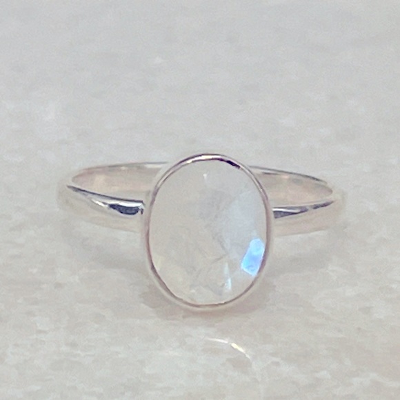 Semi-precious Rainbow Moonstone Gemstone Ring in 925 Sterling Silver - Picture 3 of 9